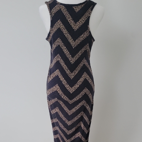Women's Snap Black Tan Beige Chevron Pattern Sheath Sleeveless Midi Dress Size M - Picture 4 of 9